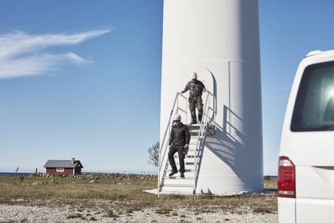 Två arbetare går ned för en trappa ut från ett vindkraftverk
